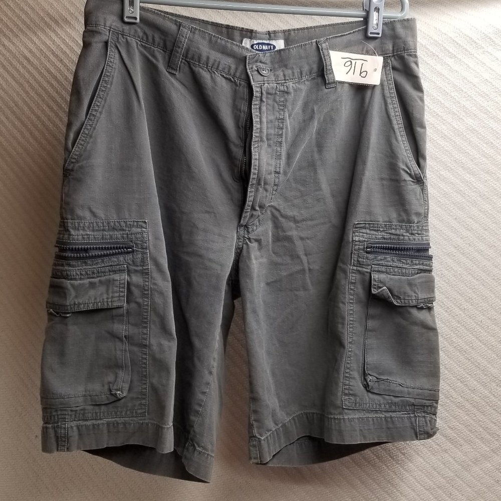 916 - Old Navy 32W Cargo Shorts